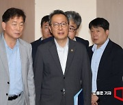 [포토] 국정현안관계장관회의 참석하는 박민수 차관