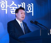 尹 "정의실현에 꼭 필요한 게 법…법조문 해석·적용에 그쳐선 안돼"