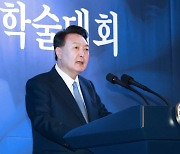 尹 “헌법가치 자유, 법치주의서 존재”..법학교수회장 “변시 바꿔야”