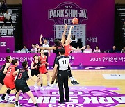 [24박신자컵] 골득실률·승자승 원칙에서 갈렸다, 하나은행 vs 토요타·BNK vs 후지쯔 4강 맞대결 성사