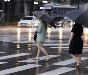 [내일 날씨] 구름 많고 더워… 전국 대부분 소나기, "우산 꼭 챙기세요"