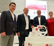 LG 부스 찾은 독일 총리, 두 발 달린 ‘AI 집사’와 기념 촬영 [IFA 2024]