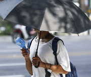 전국 흐리고 곳곳 소나기…낮 최고 33도 무더위 계속 [오늘날씨]