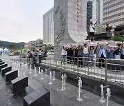 이순신 장군 동상 올라 '한일정상회담 반대' 기습시위 민노총 조합원 2명 체포