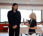 [SPORT IT DAY] 배구여재 김연경, 에밀리아 가토 주한 이탈리아 대사와 인사