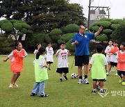 [SPORT IT DAY] 축구 클리닉 참여하는 서울 마장초등학교 학생들.