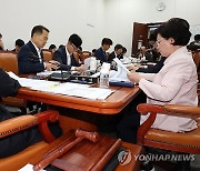 예산결산심사소위 주재하는 정동영 소위원장