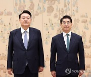 윤석열 대통령, 김용현 국방장관 임명장 수여