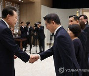 윤석열 대통령, 김용현 국방장관과 악수