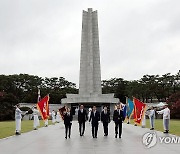 현충탑 참배 마친 김용현 신임 국방부 장관