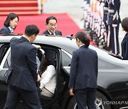 기시다 일본 총리, 서울공항 도착