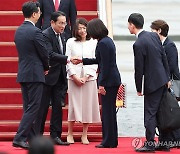 강인선 차관과 인사하는 기시다 일본 총리