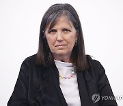 질문 듣는 클라우디아 피녜이로