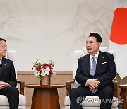 윤석열 대통령, 기시다 후미오 일본 총리와 소인수 회담