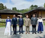 방북 중인 재일본조선인축하단, 만경대 방문