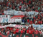 초유의 태극전사와 붉은악마 충돌…바람 잘 날 없는 한국 축구