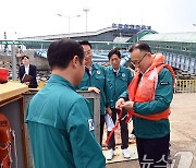 이한경 재난안전관리본부장, 선착장 구명조끼 점검