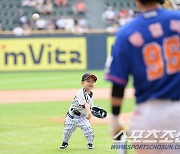 [포토] LG 김현수 아들 김수호 군 '힘찬 시구'