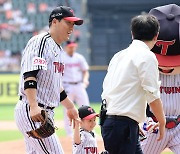 [포토] 김현수 '아들과 행복한 야구장 나들이'