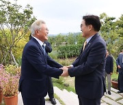 文 예방한 우원식 의장 “최근 검찰 모습에 국민도 걱정 커”