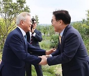 文 만난 우원식 국회의장 "검찰 모습에 국민 걱정 커"…文 "깊이 경청"