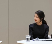 'K팝 엔터' 찾은 김건희 여사 “아날로그 느낌으로 실버층 개척해도 좋을 것"