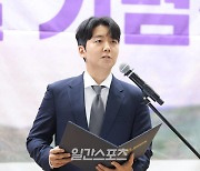 [포토]  '2024 제8회 대한민국 청년의 날' 선언문 낭독하는 강명훈