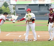 [포토] 나성범 1,000득점, 최형우의 깍듯한 축하