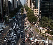 '강남대로 가득 메운 참가자들'