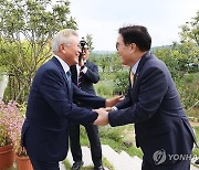 우의장, 文 전대통령 만나 "검찰 모습에 걱정"…文 '경청'