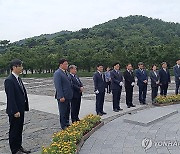 우원식 국회의장, 봉하마을 노무현 전 대통령 묘역 참배