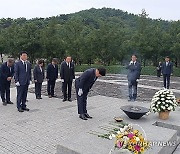 우원식 국회의장, 봉하마을 노무현 전 대통령 묘역 참배