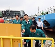 선착장 소화기 점검하는 이한경 본부장