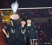 [포토] LCK 7회 우승 달성한 '피넛' 한왕호