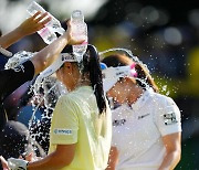 [포토]신인 유현조,폭포수 우승 축하 물세레