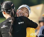 [mhn포토] 유현조, 축하해주는 윤이나