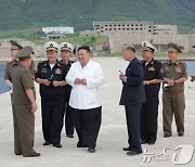 "동·서에 바다 끼고 있는 해양국"…김정은, 해군 무력 강화 주문