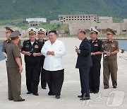 "해군 전력 강화 관철"…김정은, '항만시설 건설 예정지구' 방문