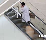 복지부 "군의관 징계, 검토 안 해"…의협 "의사에 책임 돌려"