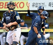 [포토] 투런포 이재현, 김현준 축하 받으며