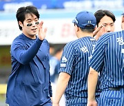 [포토] 14승 다승 단독 1위 오른 원태인, 박진만 감독도 축하