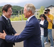 문재인·이재명 “검찰 수사는 정치보복… 가짜뉴스로 당 분열되선 안 돼”