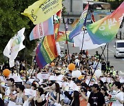 강남대로에 내걸린 동성애 소개팅 앱 광고, 항의 민원에 나흘 만에 중단