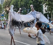 강남대로 뒤덮은 거대 황새들…“미래가 아닌 지금, 변해야 할 때”