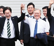 Former President Moon urges DP's Lee to oust conservatives from presidency