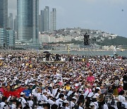 “나부터 회개·오직 예수만”…해운대 백사장 뒤덮은 10만 기도소리