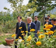 文, 이재명에 “재집권 준비했으면…준비 안된 대통령 집권해 혼란”