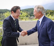 文 만난 이재명 "가족 향한 검찰의 작태, 정치탄압"