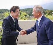 문재인, 이재명에 "준비 안 된 尹 집권으로 나라 혼란…재집권 준비해야"