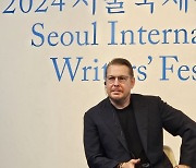 베스트셀러 '오베라는 남자' 쓴 배크만 "인기 이유 아직도 몰라"